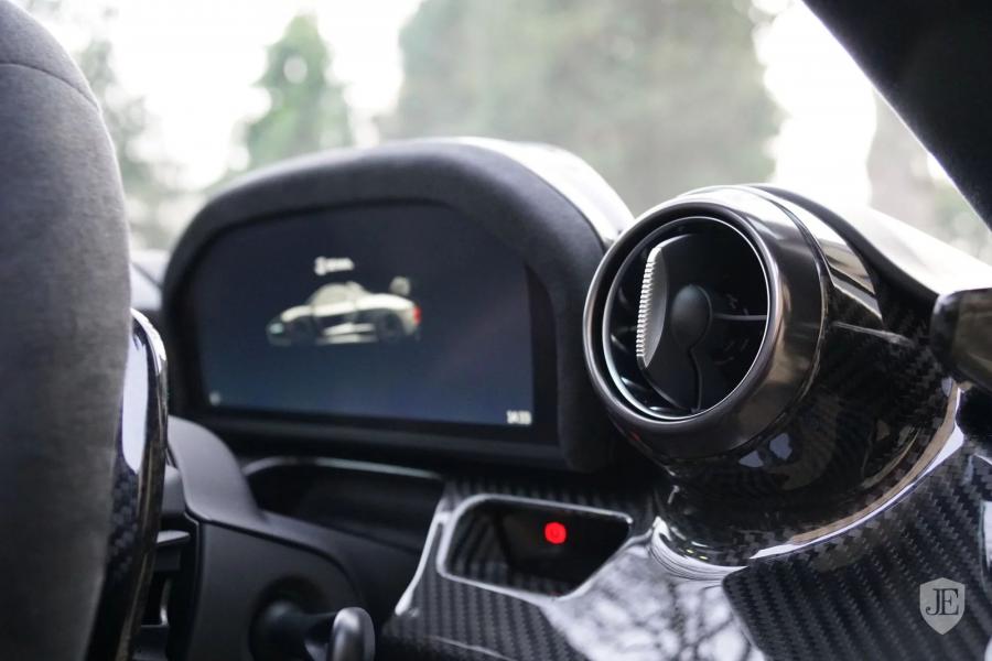 Панель приборов McLaren Senna (190) 2018 года  (фото 12 из 19)
